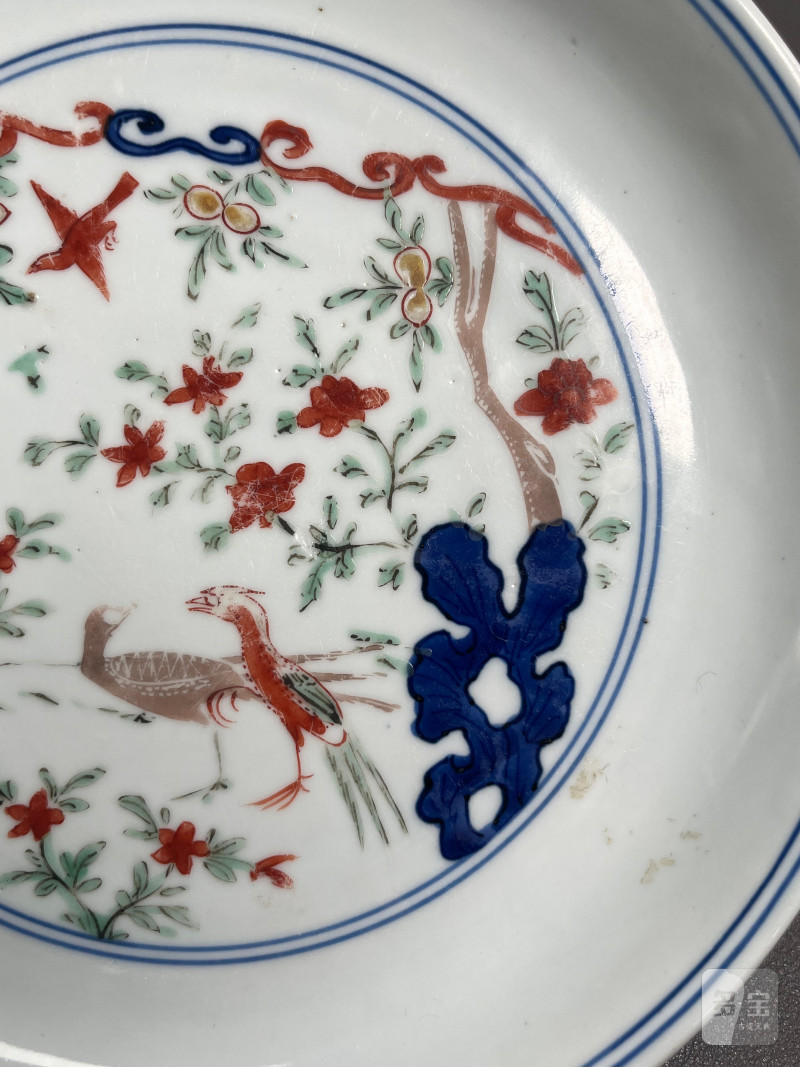 明万历  青花五彩“雉鸡洞石花卉”图盘（附老盒） - 图7